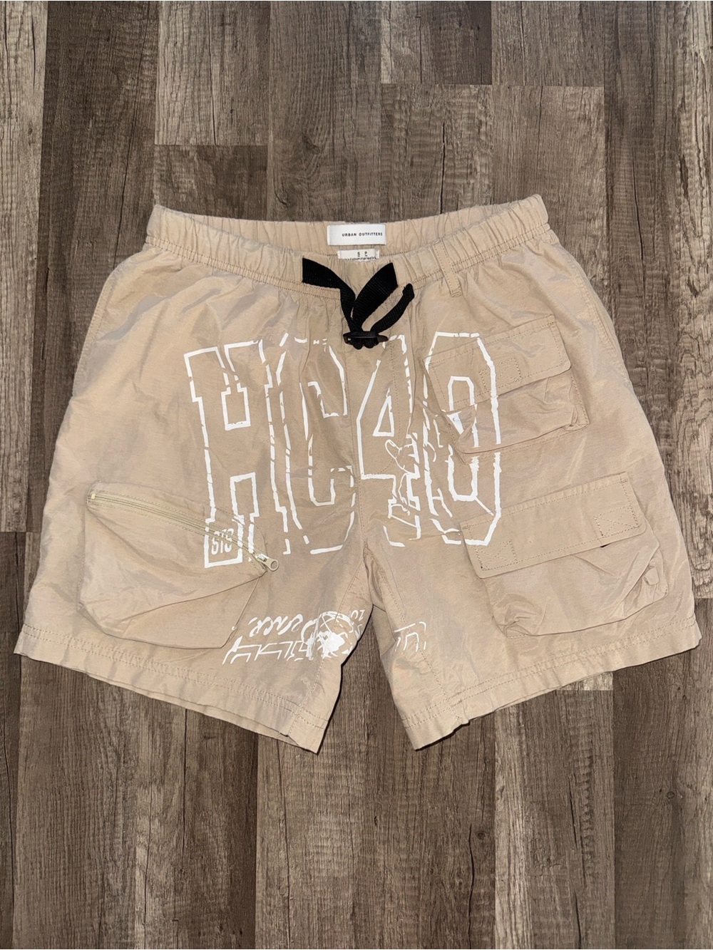 Urban Outfitters Beige Cargo Shorts with White Graphic “HC40” & Belt - S